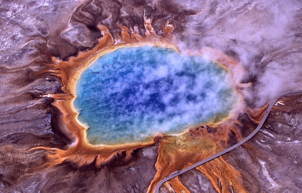 El Grand Prismatic Spring del Parque nacional Yellowstone. Se supone que el ambiente de este lago con elevadas temperaturas y ambiente reductor (ausencia de oxígeno), sería similar al ambiente primigenio de los mares de la Tierra.